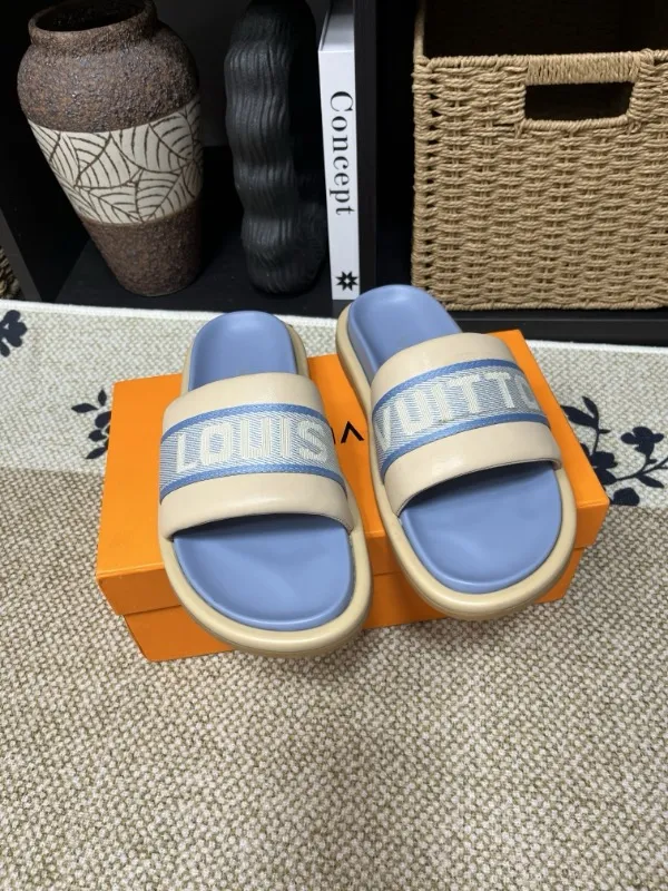 P320💰[New model] Long-term availability, 2025 new model, couple model [LOUlS VUlTTON] comes with drawer box, bag, card, invoice "Louis Vuitton ~ unique modern sandals. 》LV counter purchasing 🏃Men's and women's casual slippers, sold at the same time at the counter, the original old flower material upper is soft and comfortable, (refuses to discolor and rub the feet) sole: original factory special combination original sole, code number: 35--46 4 multiple colors 🉑️ to choose from